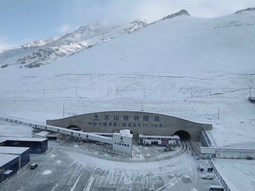 La imponente entrada del túnel que se encuentra a más de 2.500 metros de altura. Toda una una obra de tecnología en materia de infraestructura. La imponente entrada del túnel que se encuentra a más de 2.500 metros de altura. Toda una una obra de tecnología en materia de infraestructura.