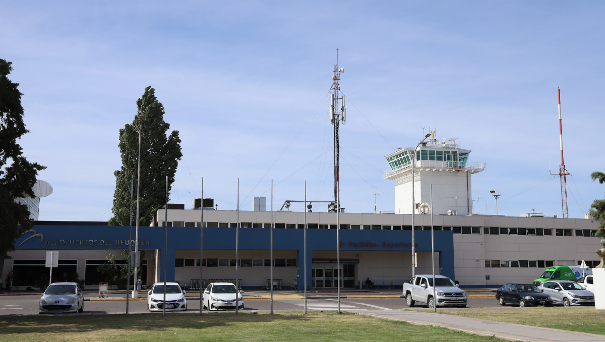 Un inédito paro del SMN podría afectar los vuelos en Neuquén.