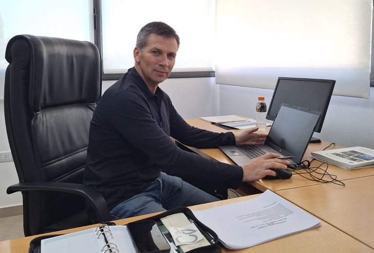 Fernández aseguró que los bajos precios que están recibiendo los productores por su pera están relacionados con el tipo de cambio. Fernández aseguró que los bajos precios que están recibiendo los productores por su pera están relacionados con el tipo de cambio.