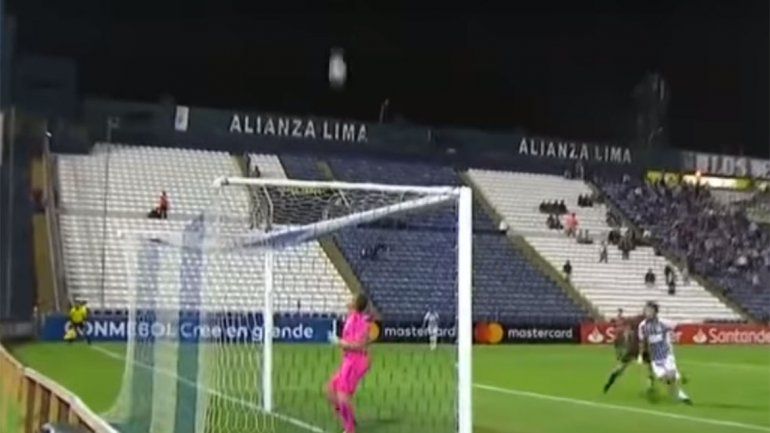 ¿El gol más insólito del año? Un arquero chileno pasó vergüenza en la Copa Libertadores