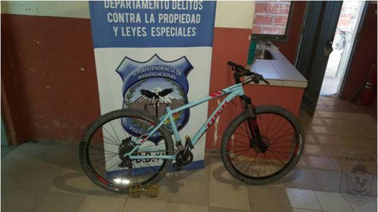 La bicicleta y el celular que recuperó la Policía en un allanamiento.