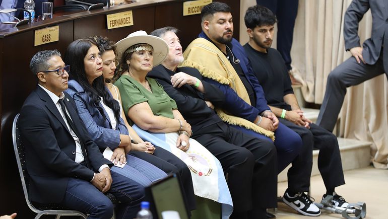 Naldo Labrín, junto a Marité y Traful Berbel, escuchando el discurso inaugural del gobernador. Naldo Labrín, junto a Marité y Traful Berbel, escuchando el discurso inaugural del gobernador.