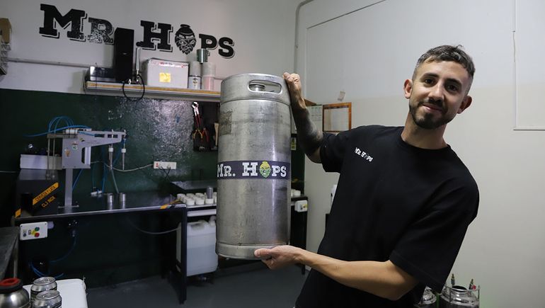 Trabajaba en el petróleo y renunció para abrir su propia fábrica de cerveza artesanal en Neuquén