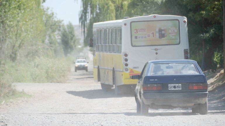 El tránsito de las camionetas y camiones vinculados al petróleo destrozó la calle.&nbsp;
