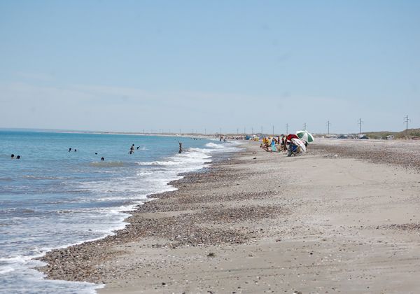 Las Conchillas, una playa con perfil bajo y belleza rústica