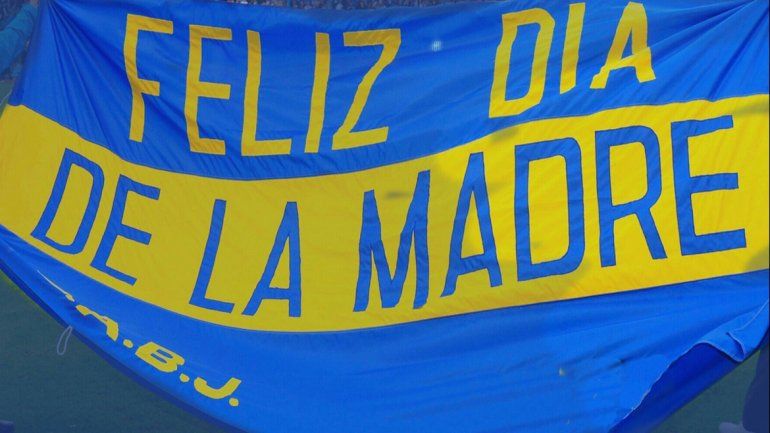 Dedicada a las madres. Los jugadores salieron con una camiseta especial por el Día de la Madre y la hinchada acompañó con canciones alusivas. Si no sos de Boca