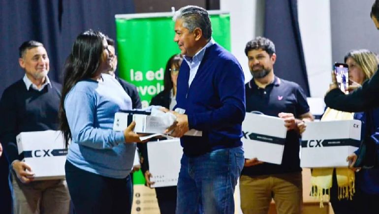 El gobernador Rolando Figueroa entregó notebooks a los becarios en Chos Malal. El gobernador Rolando Figueroa entregó notebooks a los becarios en Chos Malal.