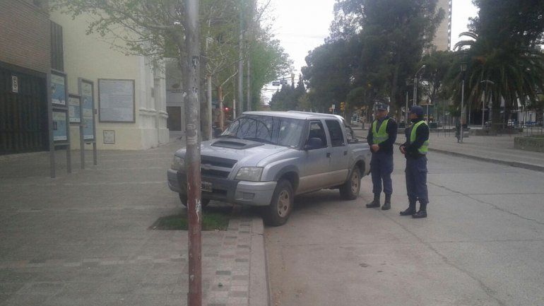 Chocó contra un poste, se subió a la vereda de la Catedral y se quedó dormido