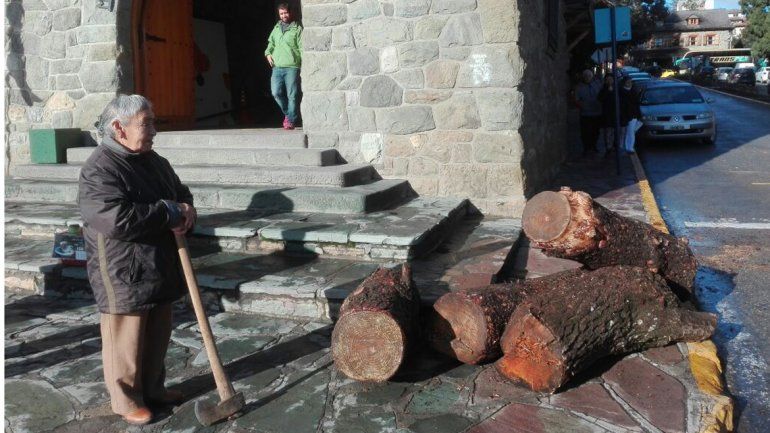 Indignante: así es la leña que entregan a abuelos como parte del Plan Calor