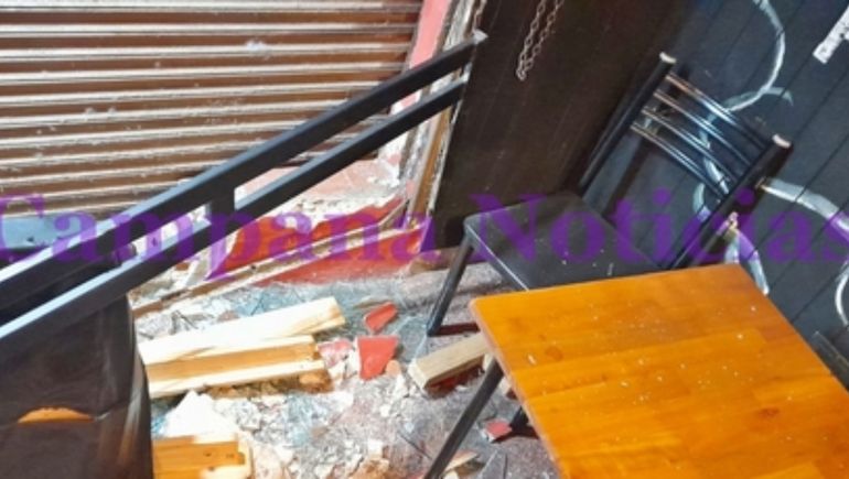 Los vidrios de la vidriera rota casi lastimaron a una clienta. (Foto: Gentileza Campana Noticias) Los vidrios de la vidriera rota casi lastimaron a una clienta. (Foto: Gentileza Campana Noticias)