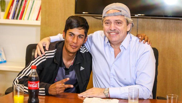 Alberto Fernández recibió a Brian, el chico discriminado por su apariencia en las elecciones