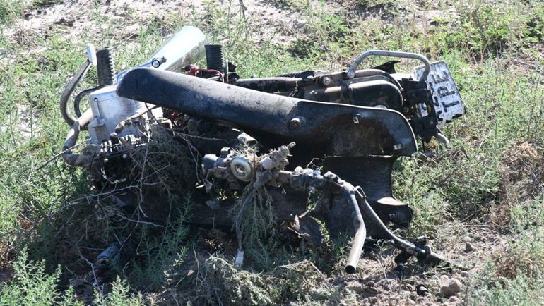 La moto en la que se desplazaba el joven que falleció quedó destrozada a la vera de la Ruta 22. La moto en la que se desplazaba el joven que falleció quedó destrozada a la vera de la Ruta 22.