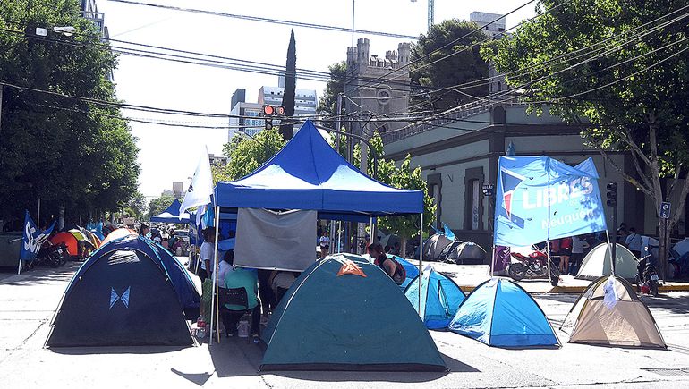 Acampe en Casa de Gobierno: El ministro dice varias mentiras