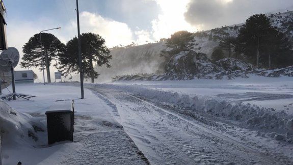 El paso Pino Hachado continúa intransitable por fuertes nevadas