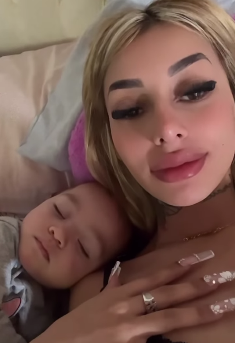 Tamara Báez no habló de la supuesta infidelidad del cantante, por ahora, y se enfocó en la organización del festejo del primer cumpleaños de su hija Jamaica.