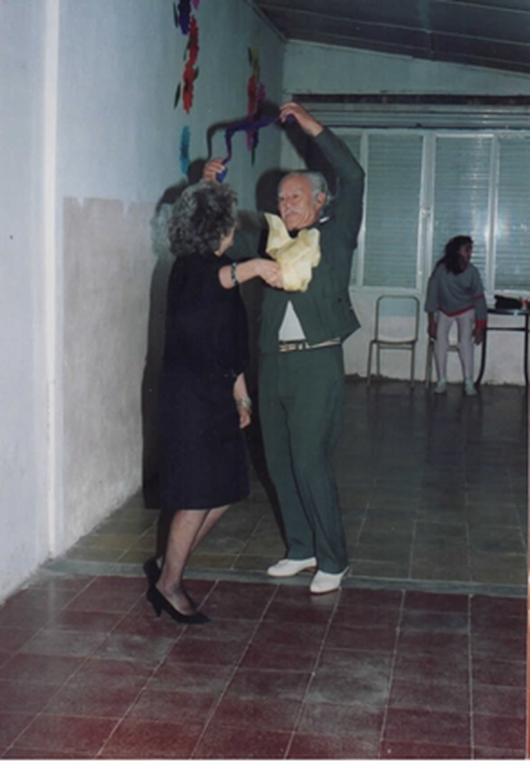 Adela bailando. Adela bailando.