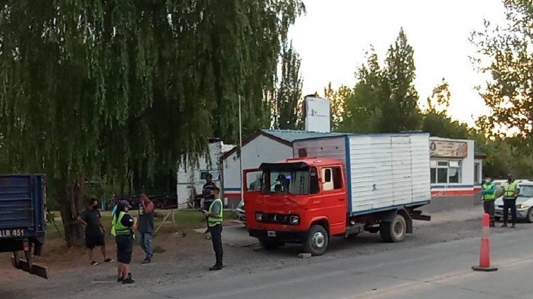 Totalmente borracho e inhabilitado para manejar provocó un accidente