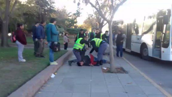 El pasajero detenido dijo que en el cole le habían tirado gas pimienta