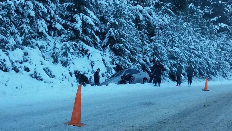 Entre la niebla y el hielo, se despistó cuando iba por la Ruta 40