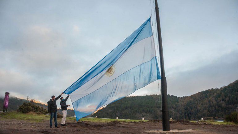 San Martín celebró el 25 de Mayo con una gran bandera a orillas del Lacar