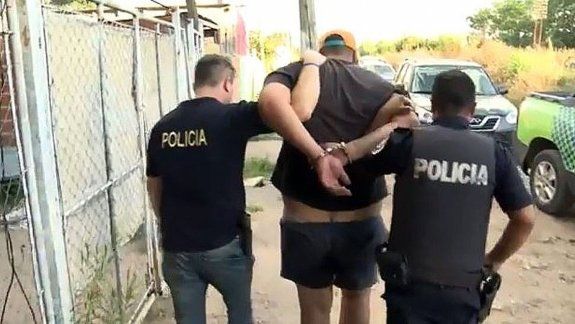La policía lo siguió bastante tiempo y hasta filmó un video en el que se ve cómo el delincuente realizaba sus transacciones en una villa de Hurlingham. Le secuestraron cocaína y marihuana.