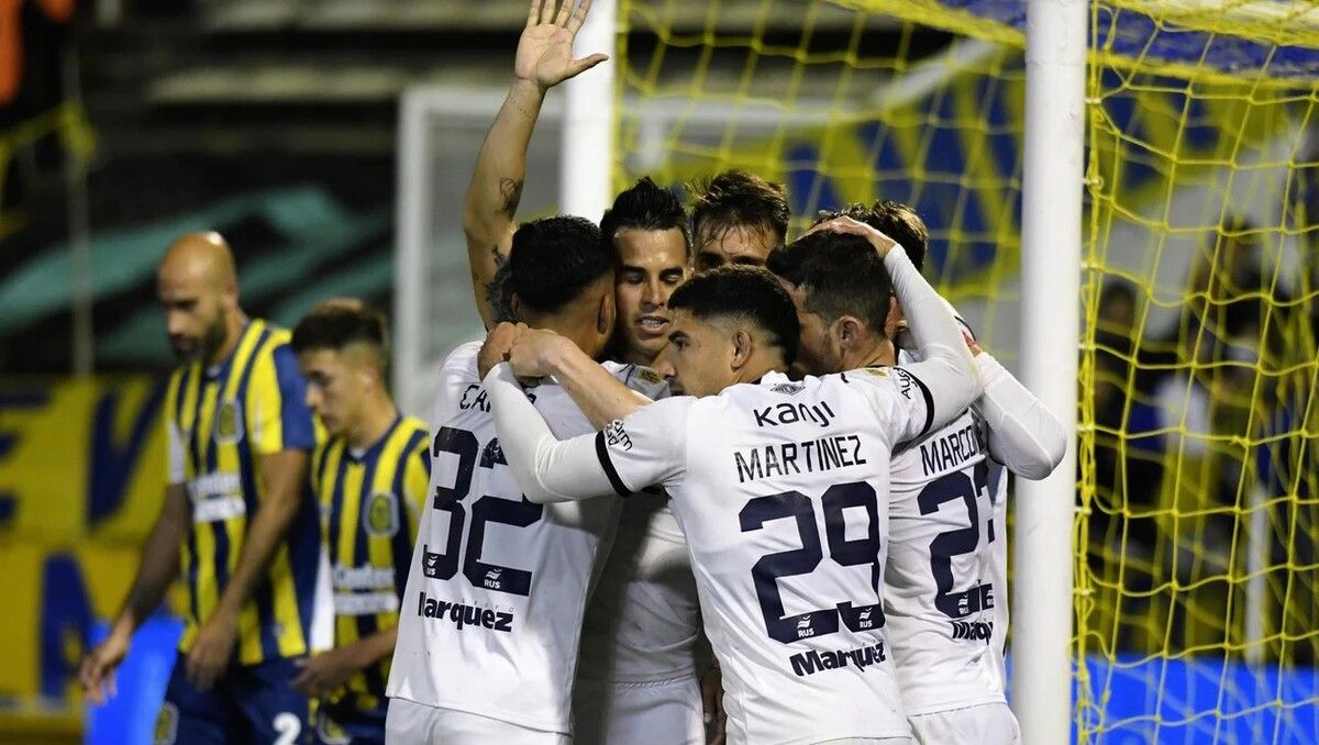 Báez hizo un golazo de taco y recibe todos los abrazos de sus compañeros. No lo gritó por su pasado en Central y se disculpó con los hinchas.