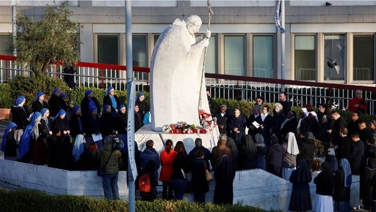 Rezan por la salud del papa Francisco.