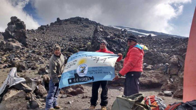 Escalaron el Lanín en homenaje a los 44 tripulantes del Ara San Juan