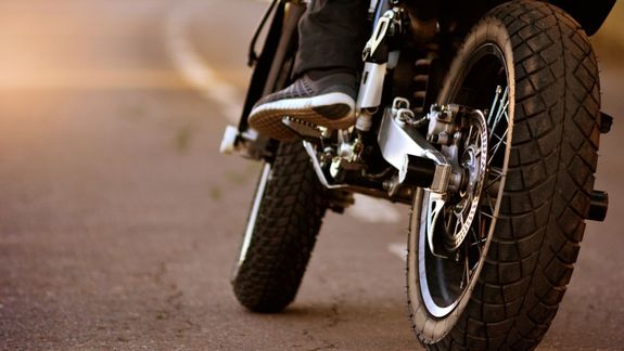 El joven que conducía la moto escapó, pero fue atrapado por la policía. Agredió a los uniformados que participaron en el operativo.&nbsp;