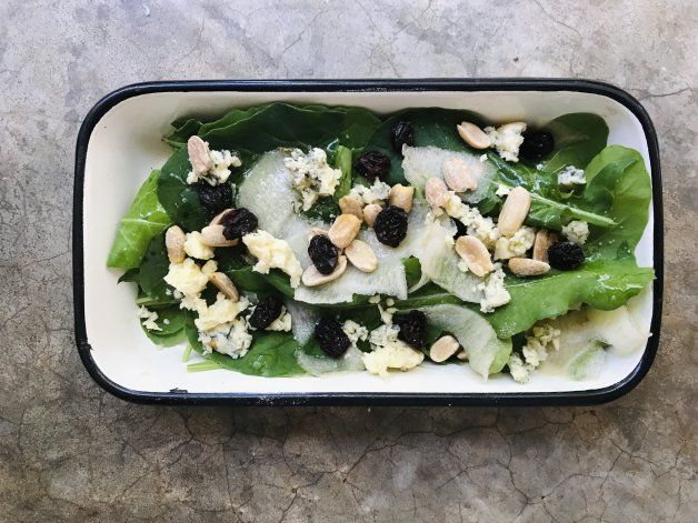 Ensalada de rúcula, pera, queso azul y pasas