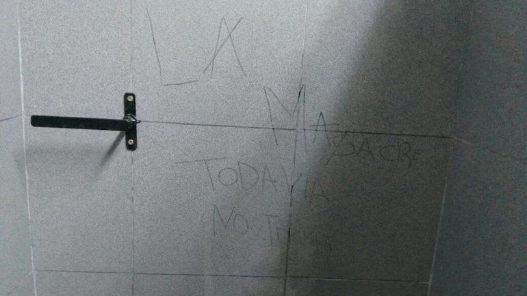 Apareció otra amenaza en el baño de mujeres del CPEM 49: La masacre todavía no termina