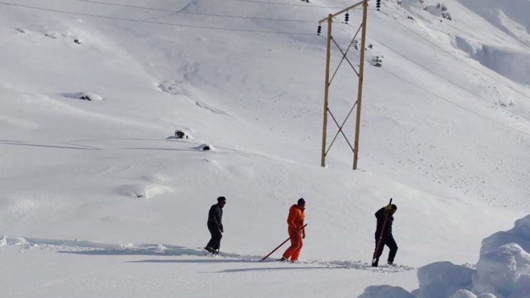 Caminando con raqueta y pala en mano para garantizar el servicio de energía