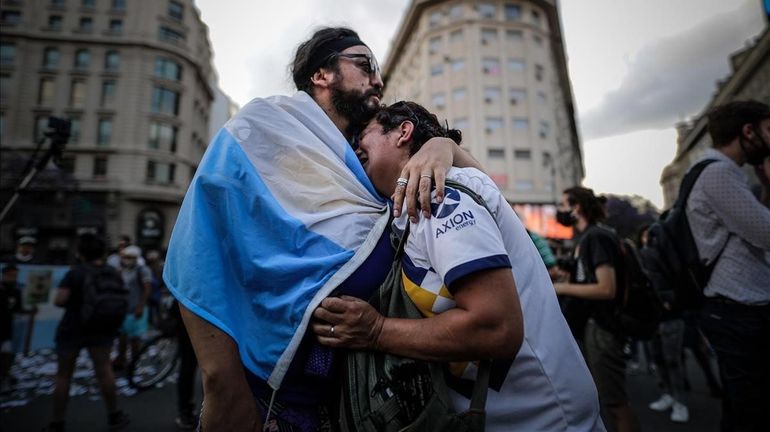 El dolor tras la muerte de Diego Maradona. 