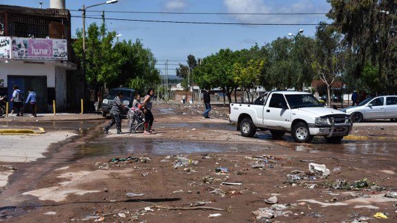 Algunas calles de la ciudad continúan con agua acumulada.