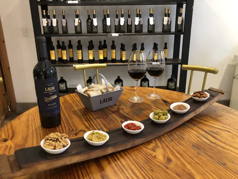 La empresa ofrece una recorrido gastronómico con degustaciones. La empresa ofrece una recorrido gastronómico con degustaciones.