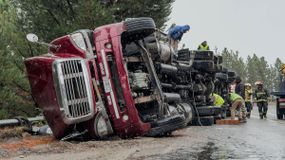 Volcó un camión en la curva Pío Proto y obligó a cortar la Ruta 40 | LM Neuquen Volcó un camión en la curva Pío Proto y obligó a cortar la Ruta 40