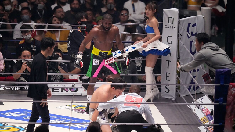 Mayweather noqueó a un luchador japonés en apenas dos rounds