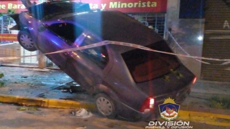 Insólito: borracho y sin carnet, terminó con el auto arriba de un árbol