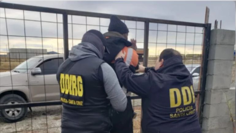 La policía de Santa Cruz detuvo al sospechoso el domingo cerca del mediodía