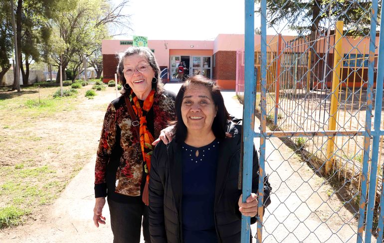 Virginia y Pochi, antiguas porteras del Jardín N° 6 del barrio El Progreso. Virginia y Pochi, antiguas porteras del Jardín N° 6 del barrio El Progreso.