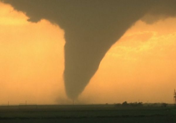 Mueren tres cazatornados por tormenta que avanza al este de EE.UU.