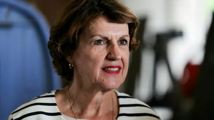 Genevard también solicitó al comisario europeo de Agricultura fondos para la destilación de crisis. Genevard también solicitó al comisario europeo de Agricultura fondos para la destilación de crisis.