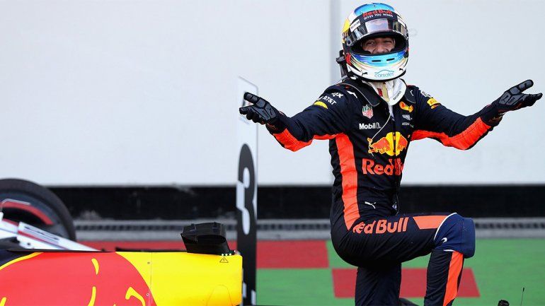 Entre choques y peleas, Ricciardo ganó en Azerbaiyán