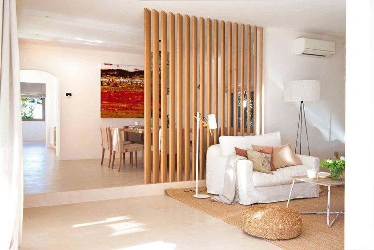 Los listones de madera, además de dividir, aportan a la estética del ambiente. Los listones de madera, además de dividir, aportan a la estética del ambiente.