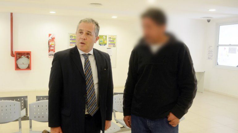 El abogado defensor Henriksen y el autor material del crimen.