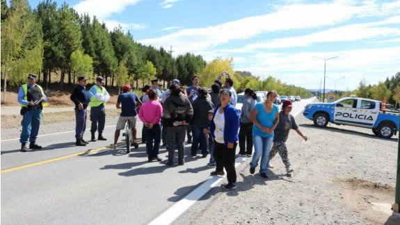 Bloquean la Ruta 40 y exigen que cambie el recorrido del colectivo