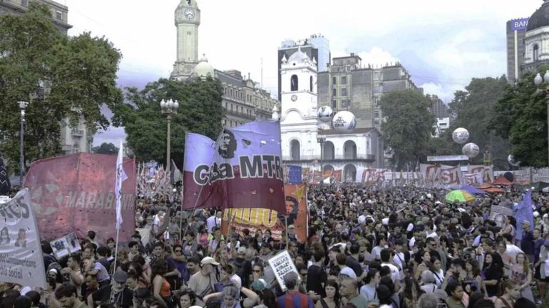 Multitudinaria marcha por el Día de la Memoria en Plaza de Mayo.