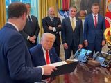 Donald Trump, antes de firmar el decreto que relaja las restricciones sobre la regulación del flujo de agua en las duchas.