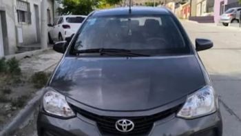 El Toyota robado en el barrio Ceferino Namuncurá de Comodoro Rivadavia. El Toyota robado en el barrio Ceferino Namuncurá de Comodoro Rivadavia.
