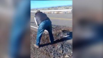 pala en mano tapo un pozo en plena ruta 237 para evitar accidentes